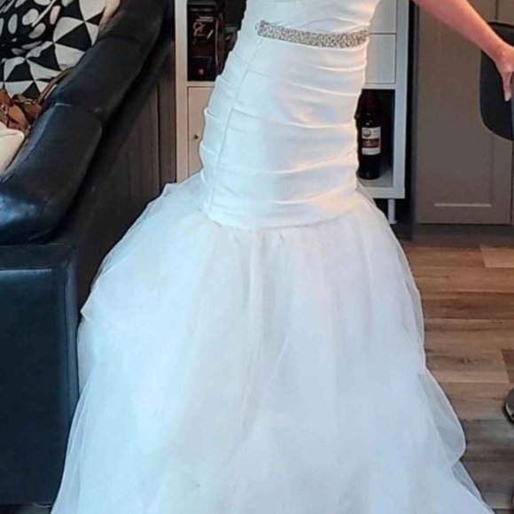 Vera Wang Wedding Gown - White by Vera Wang - Picture 2 of 13